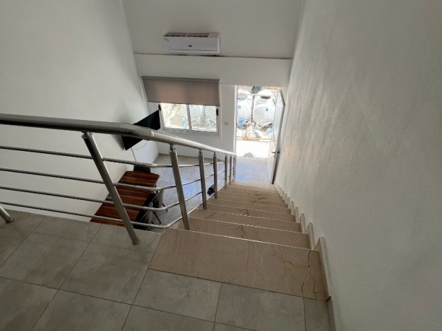 آپارتمان 1+1 طبقه همکف برای اجاره در منطقه MAGUSA YENISEHIR در سراسر کافه مانیا