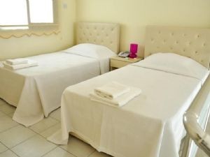 40-Zimmer-Feriendorf in der Region Kyrenia-Lapta in Laufweite zum Meer - über unser Boutique-Hotel -05338334049 kontaktieren Sie bitte ** 