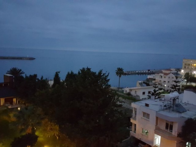 Girne merkezde  2 yatak odalı 2 banyolu deniz manzaralı  ful eşyalı dairemiz kiralıktır Detaylı bilgi için ve yerinde  görülmesi için 05338334049