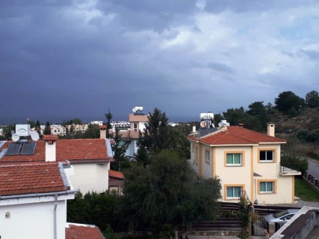 Girne Karaman da /GAU ye yürüme mesafesinde/ doğa la içi içe yeşillik içinde 4 yatak odalı villa mız hakkında bize ulaşınız