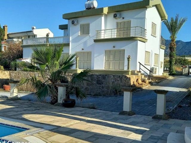 Direkt am Meer gelegenes Einfamilienhaus mit 4 Schlafzimmern + Bungolaw mit 2 Schlafzimmern, insgesamt 2 Häuser in Girne-Çatalkoy.