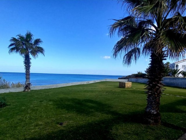 Direkt am Meer gelegenes Einfamilienhaus mit 4 Schlafzimmern + Bungolaw mit 2 Schlafzimmern, insgesamt 2 Häuser in Girne-Çatalkoy.