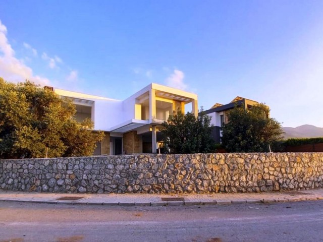 Girne-Çatalkoy  bölgesinde doğa la iç içe deniz manzaralı 3 yatak odalı TAM MUSTAİKİL lüks villa.