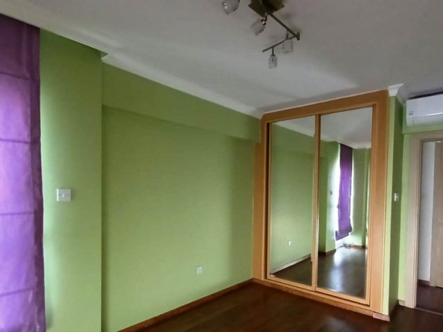 Girnenin en güzel havuzlu denize sıfır sitede 4 yatak odalı  eşyasız penthouse satiliktir Detaylı bilgiler ve yerinde görülmesi için 05338334049