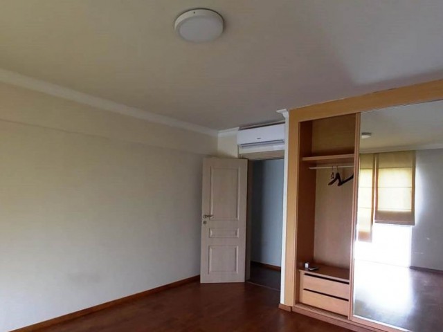 Girnenin en güzel havuzlu denize sıfır sitede 4 yatak odalı  eşyasız penthouse satiliktir Detaylı bilgiler ve yerinde görülmesi için 05338334049