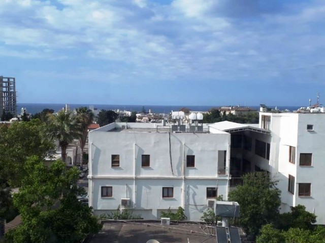 Kontaktieren Sie uns über unsere wenig genutzte möblierte Wohnung mit Meer-und Stadtblick mit 2 Schlafzimmern in Gehweite von überall im Zentrum von Kyrenia. ** 