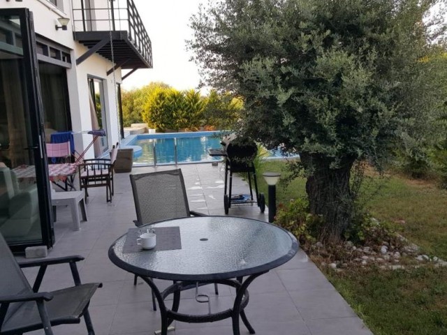 Girne -Ozankoy de ana yol ve denize kolay ulaşımda Türk malı Çelik  yapım 4+3 benzersiz  villa