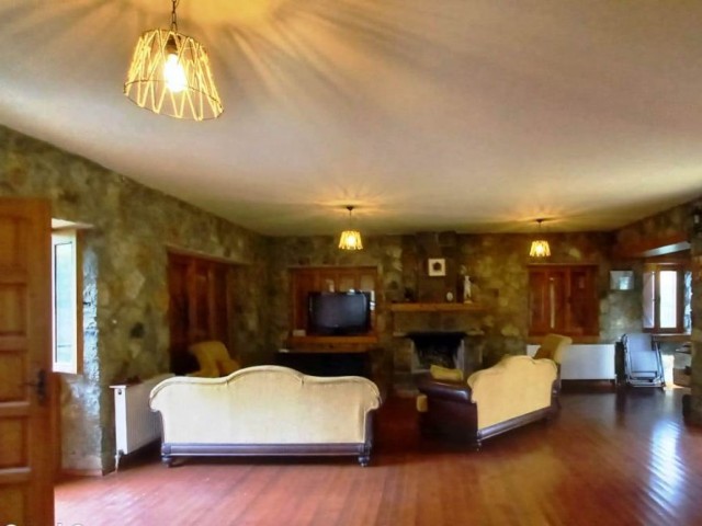 Don't you want a private life hidden right here....3 Bedroom stone house in elm. ** 