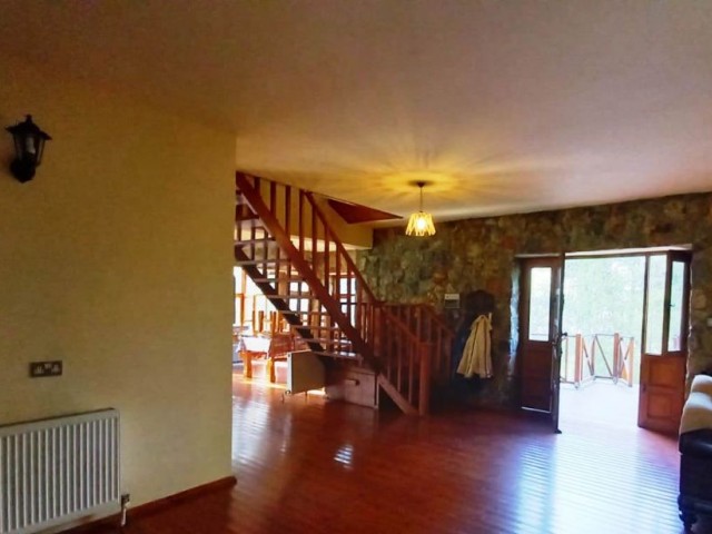 Don't you want a private life hidden right here....3 Bedroom stone house in elm. ** 