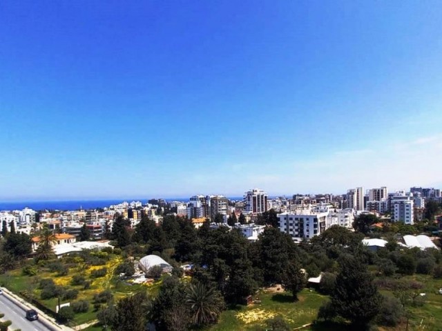 Girne merkezde EŞI BENZER SIZ 1 yatak odalı 120 mk kapalı alan+panoramık manzarası olan ful beyaz eşya klimalı pentouse.