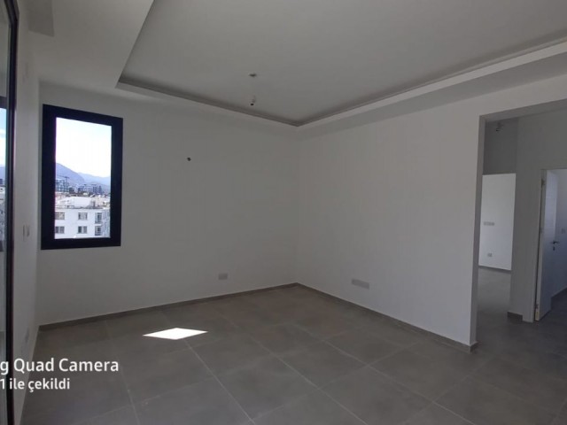 Girne merkezde TİCARI İZİNLİ 2+1 daire şekil  ofisler ve penthouselar.