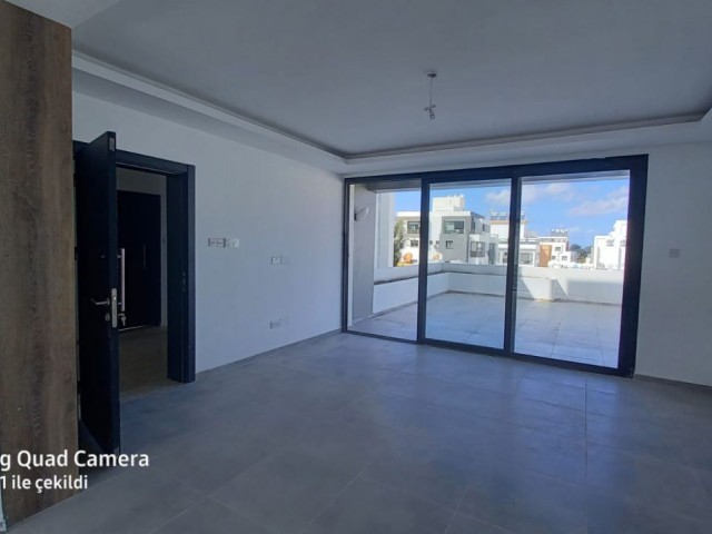 Girne merkezde TİCARI İZİNLİ 2+1 daire şekil  ofisler ve penthouselar.