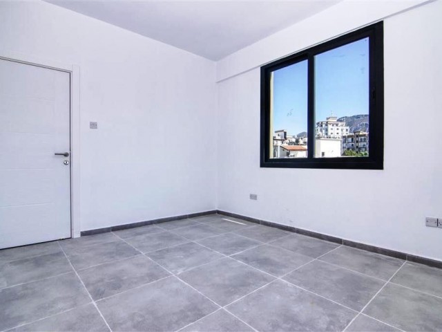 Girne merkezde TİCARI İZİNLİ 2+1 daire şekil  ofisler ve penthouselar.