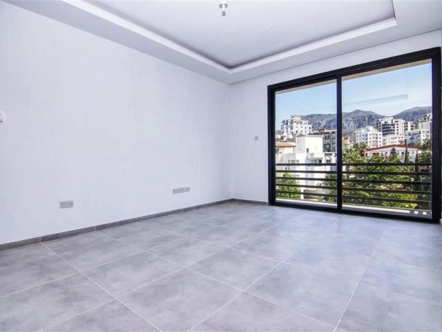 Girne merkezde TİCARI İZİNLİ 2+1 daire şekil  ofisler ve penthouselar.