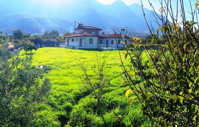 Girne-Lapta  koyun nezih bir bölgede  çok kolay ulaşım da 3+2  klasik   Bungalow.