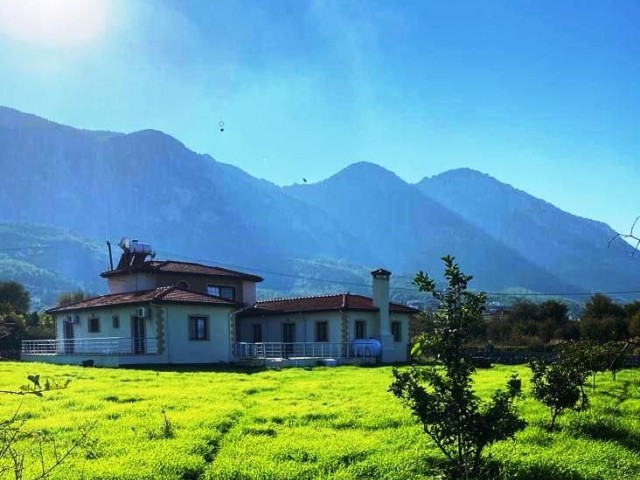 Girne-Lapta  koyun nezih bir bölgede  çok kolay ulaşım da 3+2  klasik   Bungalow.