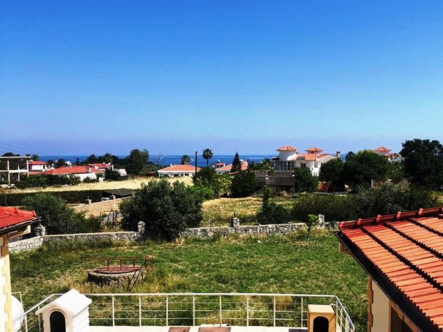 Girne-Lapta  koyun nezih bir bölgede  çok kolay ulaşım da 3+2  klasik   Bungalow.