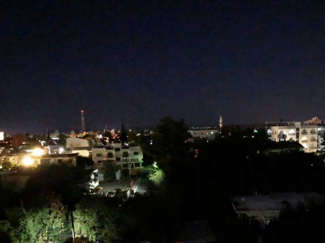 Voll möblierte Wohnung mit 2 Schlafzimmern im Grünen mit Blick auf die Stadt in Kyrenia-Karmarket ** 