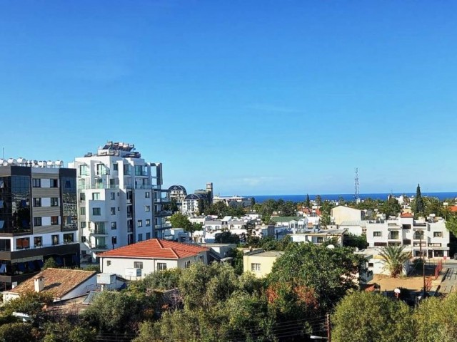 Girne -Karmarket bölgesinde 2 yatak odalı yeşillik şehir manzaralı önü açık ful eşyalı daire