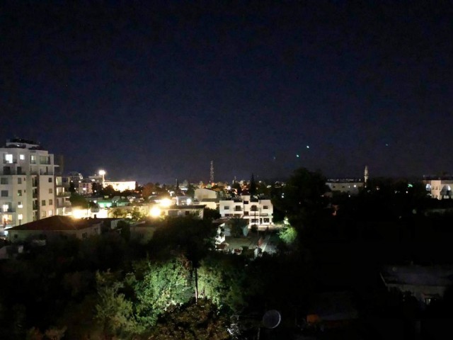 Voll möblierte Wohnung mit 2 Schlafzimmern im Grünen mit Blick auf die Stadt in Kyrenia-Karmarket ** 