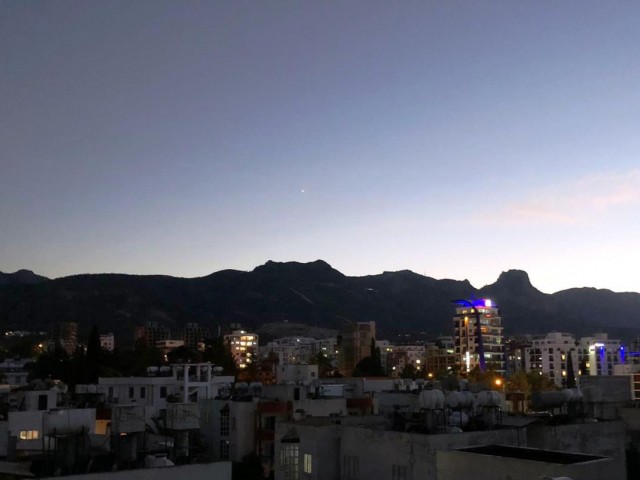 Voll möblierte Wohnung mit 2 Schlafzimmern im Grünen mit Blick auf die Stadt in Kyrenia-Karmarket ** 