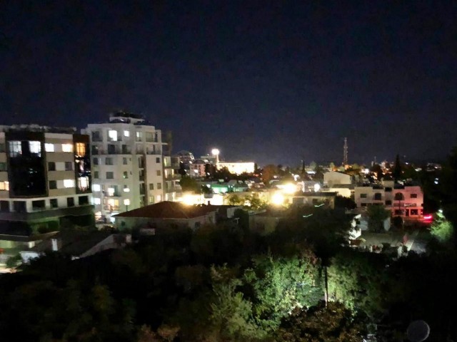 Voll möblierte Wohnung mit 2 Schlafzimmern im Grünen mit Blick auf die Stadt in Kyrenia-Karmarket ** 