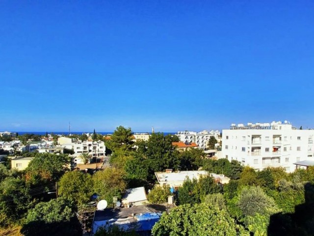 Voll möblierte Wohnung mit 2 Schlafzimmern im Grünen mit Blick auf die Stadt in Kyrenia-Karmarket ** 