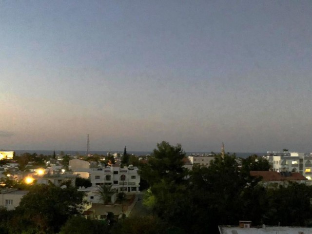 Voll möblierte Wohnung mit 2 Schlafzimmern im Grünen mit Blick auf die Stadt in Kyrenia-Karmarket ** 