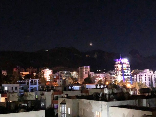 Voll möblierte Wohnung mit 2 Schlafzimmern im Grünen mit Blick auf die Stadt in Kyrenia-Karmarket ** 