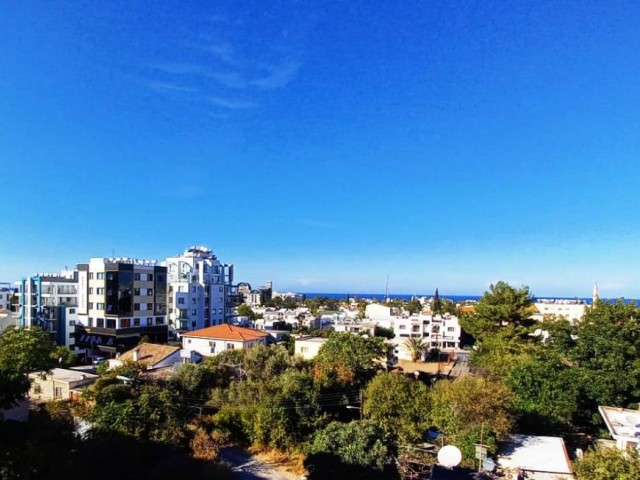 Girne -Karmarket bölgesinde 2 yatak odalı yeşillik şehir manzaralı önü açık ful eşyalı daire