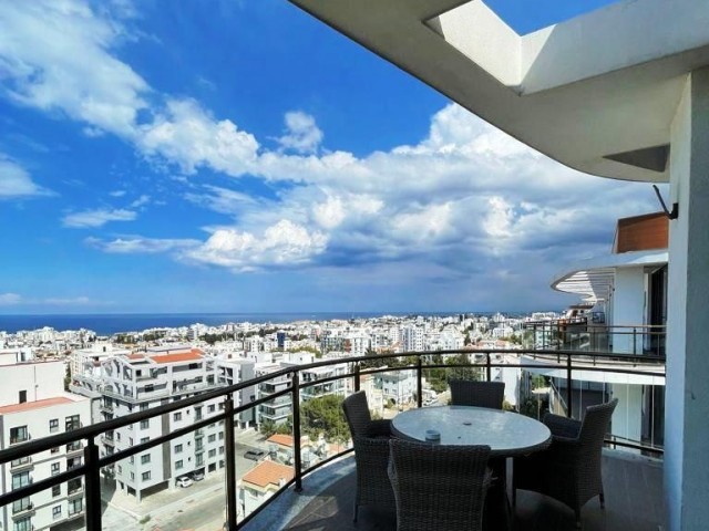 Girne merkezde lüks rezidans da  villa tadına panoramik manzaralı 200 mk  +120 mk balkonlu lüks daire .