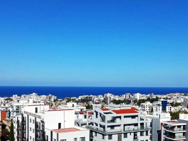 Girne merkezde lüks rezidans da  villa tadına panoramik manzaralı 200 mk  +120 mk balkonlu lüks daire .