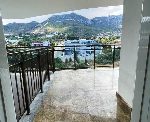 Girne merkezde lüks rezidans da  villa tadına panoramik manzaralı 200 mk  +120 mk balkonlu lüks daire .