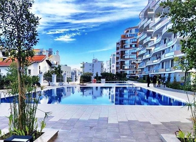 Girne merkezde lüks rezidans da  villa tadına panoramik manzaralı 200 mk  +120 mk balkonlu lüks daire .