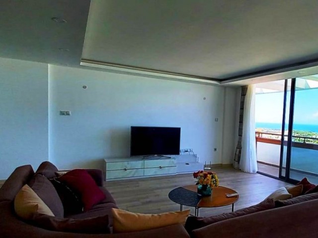 Girne merkezde lüks rezidans da  villa tadına panoramik manzaralı 200 mk  +120 mk balkonlu lüks daire .