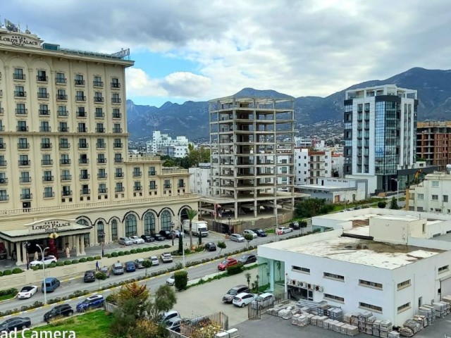 Girne- Yeni Liman bölgesinde  /Lordpalace hotel / önü kapanmaz deniz-dağa -şehir manzaralı 2 yatak odalı Daire