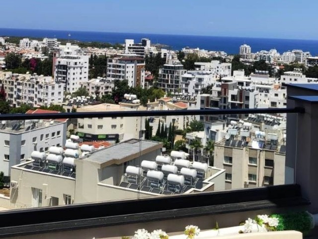 Einzelhaus auf der obersten Etage mit voller Terrasse mit Panoramablick im Zentrum von Kyrenia -2+1 voll möbliertes penthouse. **  ** 