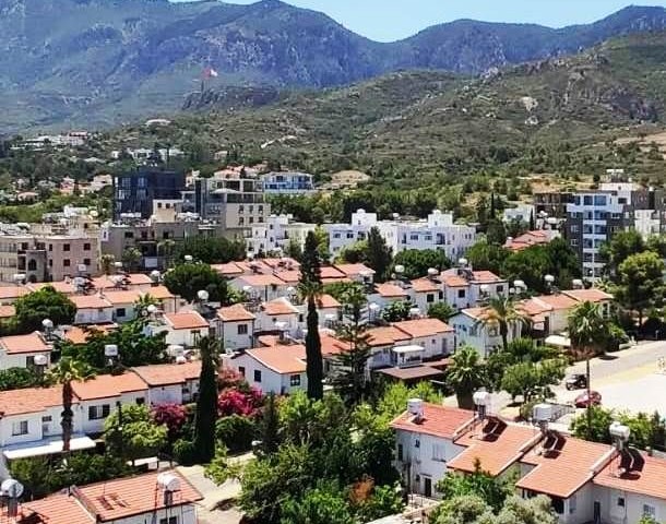 Einzelhaus auf der obersten Etage mit voller Terrasse mit Panoramablick im Zentrum von Kyrenia -2+1 voll möbliertes penthouse. **  ** 