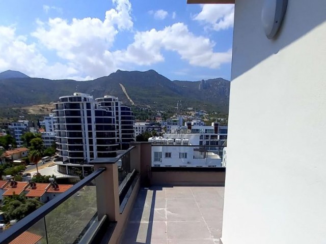 Girne merkezde Panoramik manzaralı ful teras lı   en üst katta tek ev -2+1 ful eşyalı penthouse.