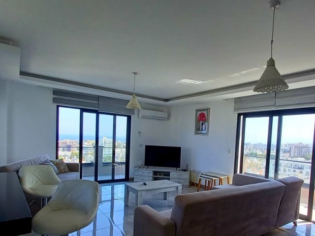 Girne merkezde Panoramik manzaralı ful teras lı   en üst katta tek ev -2+1 ful eşyalı penthouse.