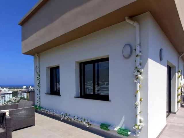 Einzelhaus auf der obersten Etage mit voller Terrasse mit Panoramablick im Zentrum von Kyrenia -2+1 voll möbliertes penthouse. **  ** 