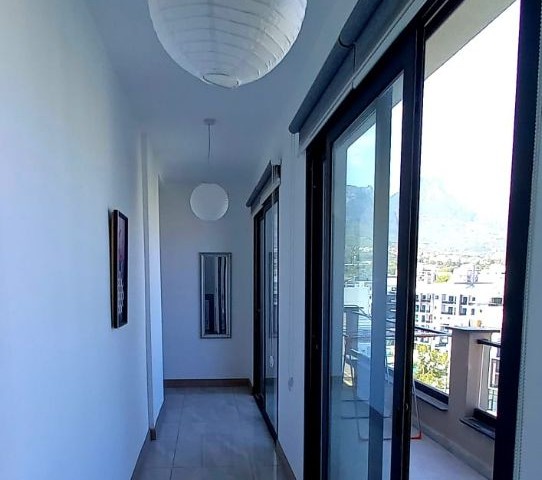 Girne merkezde Panoramik manzaralı ful teras lı   en üst katta tek ev -2+1 ful eşyalı penthouse.