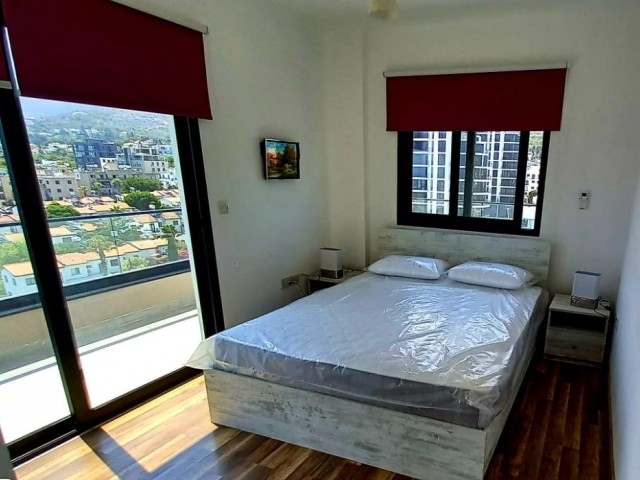 Girne merkezde Panoramik manzaralı ful teras lı   en üst katta tek ev -2+1 ful eşyalı penthouse.