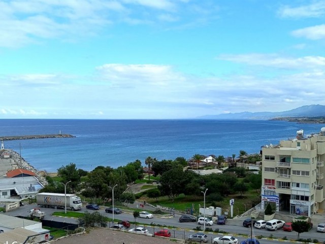 2+1 voll möblierte Wohnung mit Blick auf das Schloss am Fuße des LOrd palace Hotels im Zentrum von Kyrenia. **  ** 