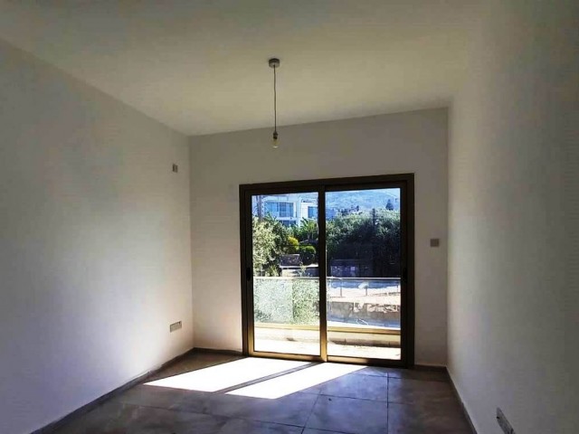 1-Zimmer-Apartments mit Garten und Terrasse mit türkischer Urkunde für Investitionen am Eingang der Kyrenia-Olivenhain-bucht. **  ** 