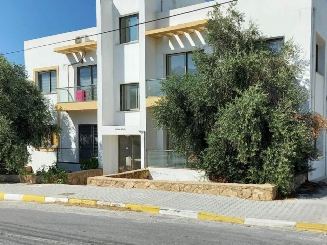 1-Zimmer-Apartments mit Garten und Terrasse mit türkischer Urkunde für Investitionen am Eingang der Kyrenia-Olivenhain-bucht. **  ** 