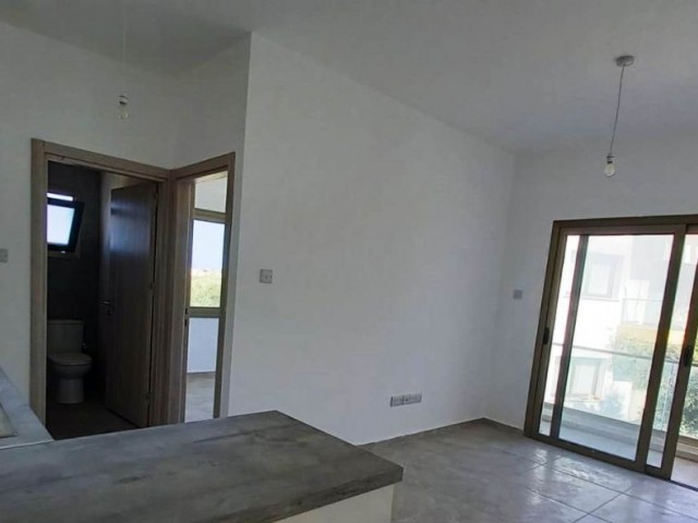 1-Zimmer-Apartments mit Garten und Terrasse mit türkischer Urkunde für Investitionen am Eingang der Kyrenia-Olivenhain-bucht. **  ** 