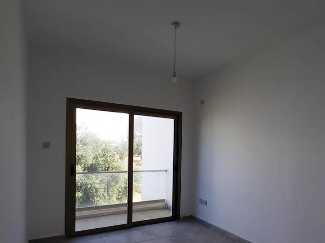 1-Zimmer-Apartments mit Garten und Terrasse mit türkischer Urkunde für Investitionen am Eingang der Kyrenia-Olivenhain-bucht. **  ** 