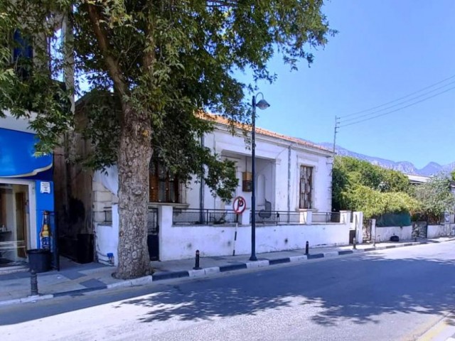 In Kyrenia-Alsancak befindet sich ein Grundstück mit 2 alten Wohneinheiten im Dorf. ** 