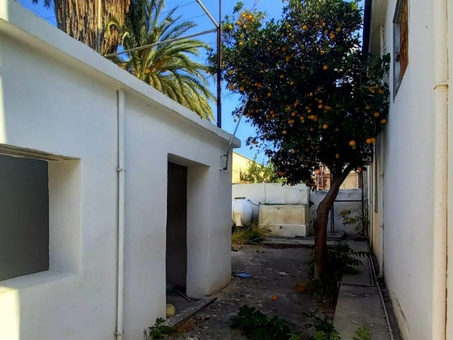 Ein altes ZYPERNHAUS im Herzen von Kyrenia, geeignet für Investitionen und Wohnen.